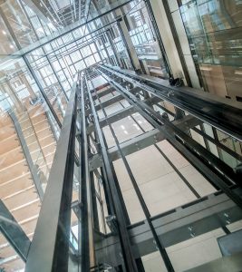 GP ELEVATORI foto del vano ascensore in vetro con struttura a vista. Elegante e funzionale è anche sicuro grazie alla MANUTENZIONE GP ELEVATORI